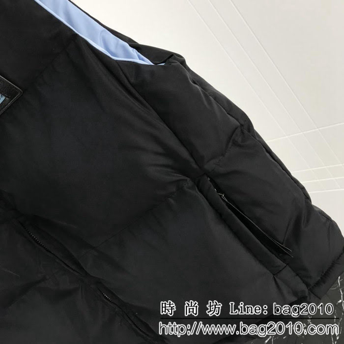 PRADA普拉達 18秋冬新款 胸口品牌logo 男款棉服馬甲 ydi1526